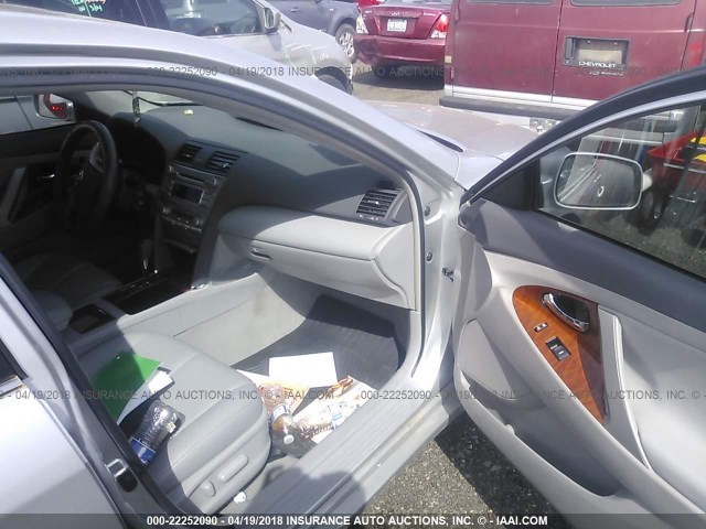 4T4BF3EK1AR008817 - 2010 TOYOTA CAMRY SE/LE/XLE SILVER photo 5