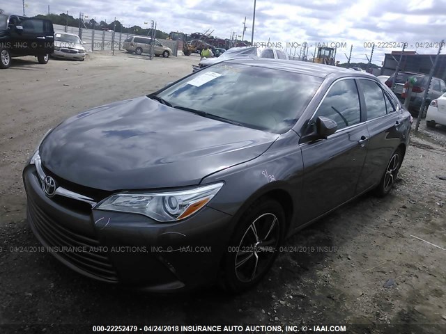 4T4BF1FKXFR495686 - 2015 TOYOTA CAMRY LE/XLE/SE/XSE GRAY photo 2