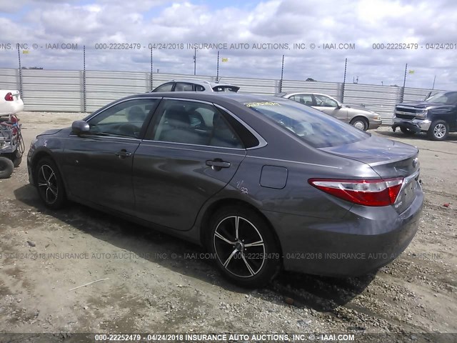 4T4BF1FKXFR495686 - 2015 TOYOTA CAMRY LE/XLE/SE/XSE GRAY photo 3