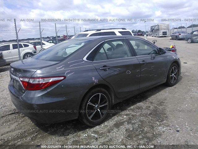 4T4BF1FKXFR495686 - 2015 TOYOTA CAMRY LE/XLE/SE/XSE GRAY photo 4