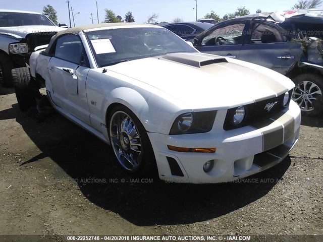 1ZVFT85H955182609 - 2005 FORD MUSTANG GT WHITE photo 1