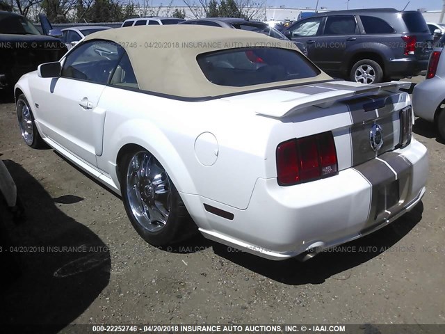 1ZVFT85H955182609 - 2005 FORD MUSTANG GT WHITE photo 3