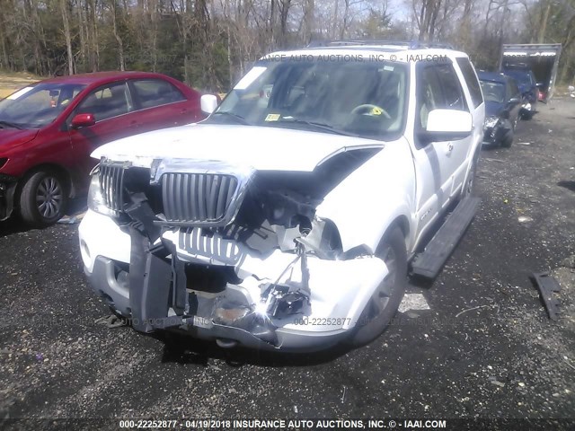 5LMFU28R84LJ23930 - 2004 LINCOLN NAVIGATOR 白色 照片 2