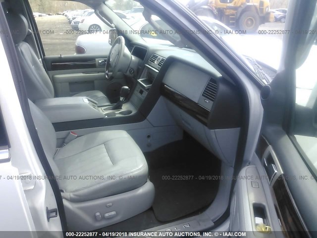 5LMFU28R84LJ23930 - 2004 LINCOLN NAVIGATOR 白色 照片 5