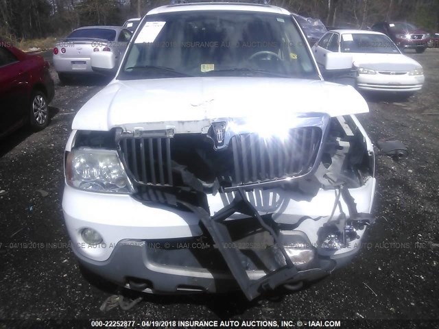 5LMFU28R84LJ23930 - 2004 LINCOLN NAVIGATOR 白色 照片 6