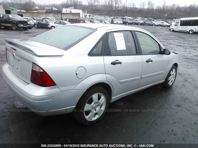 1FAHP34N07W108072 - 2007 FORD FOCUS ZX4/S/SE/SES SILVER photo 4