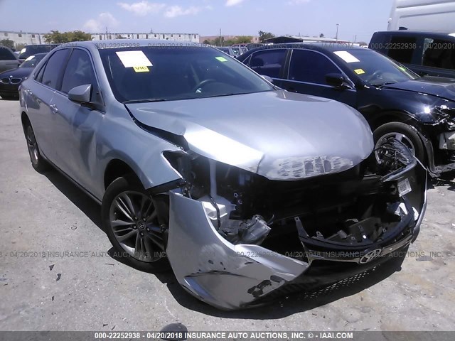 4T1BF1FK3GU146395 - 2016 TOYOTA CAMRY LE/XLE/SE/XSE ვერცხლისფერი ფოტო 1