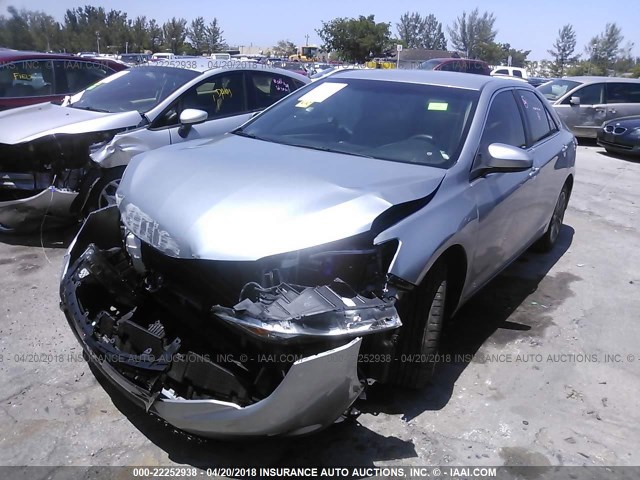 4T1BF1FK3GU146395 - 2016 TOYOTA CAMRY LE/XLE/SE/XSE ვერცხლისფერი ფოტო 2