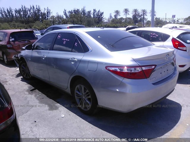 4T1BF1FK3GU146395 - 2016 TOYOTA CAMRY LE/XLE/SE/XSE ვერცხლისფერი ფოტო 3