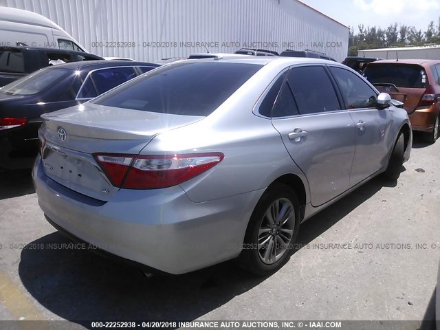 4T1BF1FK3GU146395 - 2016 TOYOTA CAMRY LE/XLE/SE/XSE ვერცხლისფერი ფოტო 4