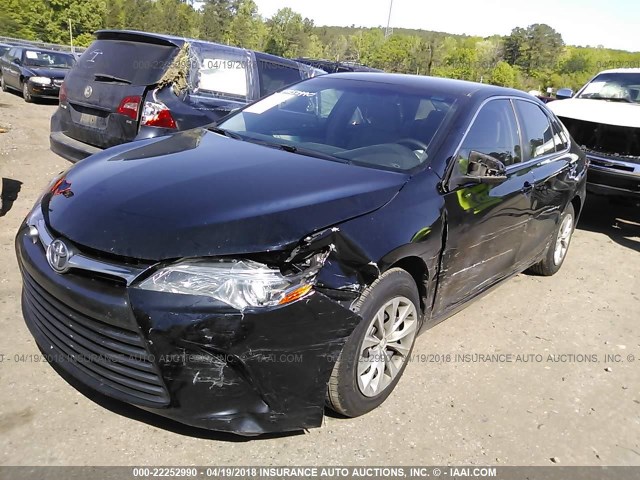 4T1BF1FK2FU080887 - 2015 TOYOTA CAMRY LE/XLE/SE/XSE შავი ფოტო 2