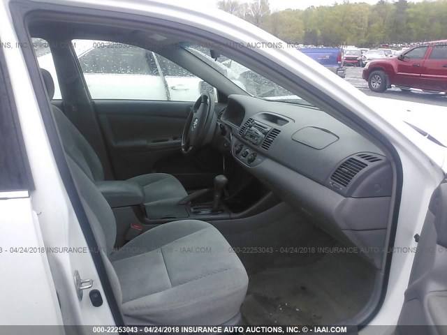 4T1BF32K13U039471 - 2003 TOYOTA CAMRY LE/XLE/SE თეთრი ფოტო 5