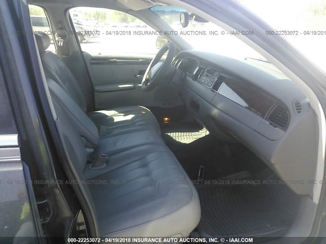 1LNFM81W3WY728188 - 1998 LINCOLN TOWN CAR EXECUTIVE GRAY photo 5