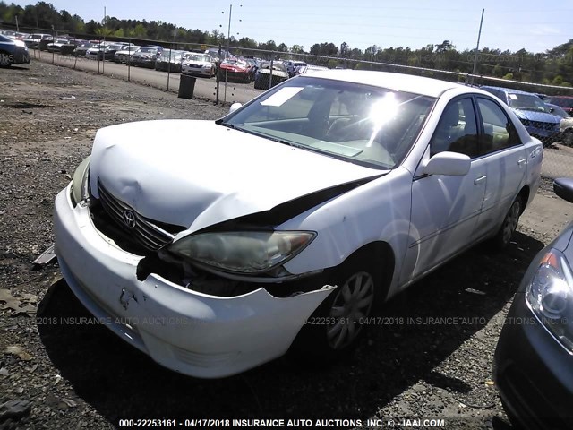 4T1BE32K55U418656 - 2005 TOYOTA CAMRY LE/XLE/SE WHITE photo 2