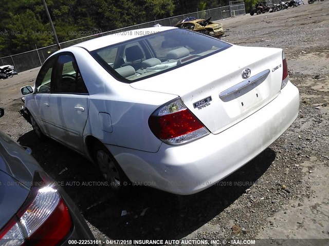 4T1BE32K55U418656 - 2005 TOYOTA CAMRY LE/XLE/SE WHITE photo 3
