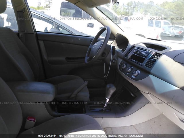 4T1BE32K55U418656 - 2005 TOYOTA CAMRY LE/XLE/SE WHITE photo 5