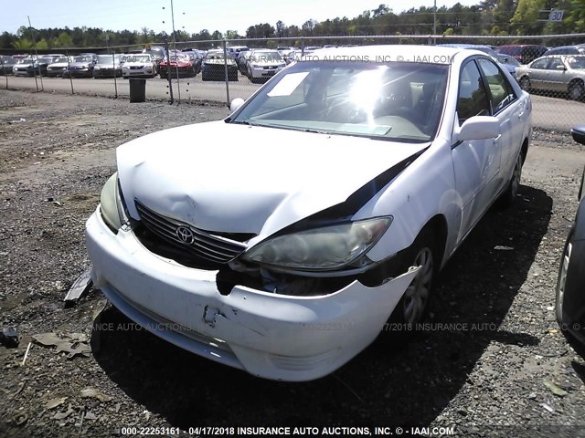 4T1BE32K55U418656 - 2005 TOYOTA CAMRY LE/XLE/SE WHITE photo 6