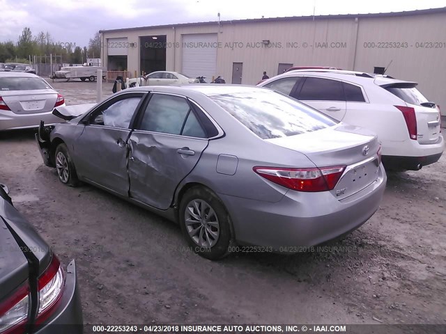 4T1BF1FK9HU681944 - 2017 TOYOTA CAMRY LE/XLE/SE/XSE SILVER photo 3