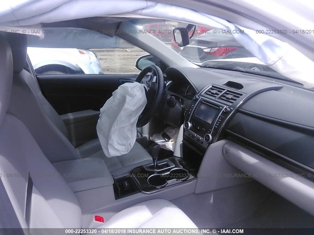 4T1BF1FK8DU688393 - 2013 TOYOTA CAMRY L/SE/LE/XLE WHITE photo 5