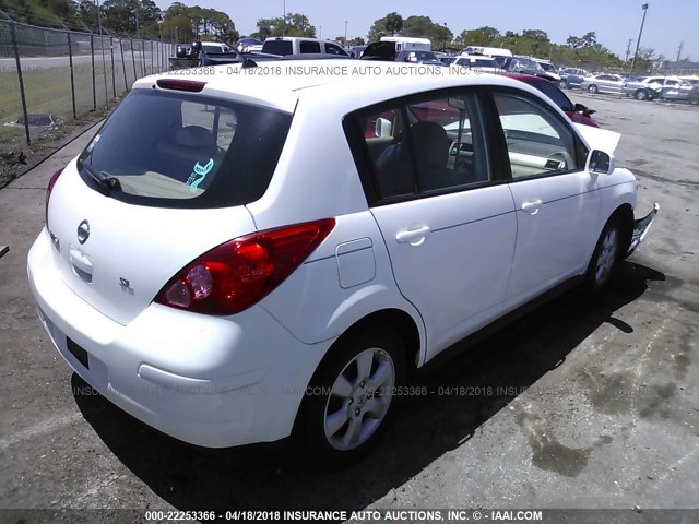 3N1BC13E09L390484 - 2009 NISSAN VERSA S/SL WHITE photo 4