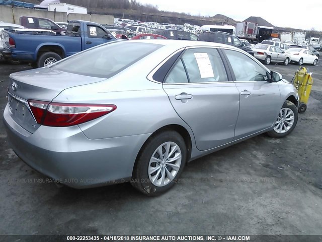 4T1BF1FKXHU672315 - 2017 TOYOTA CAMRY LE/XLE/SE/XSE GRAY photo 4