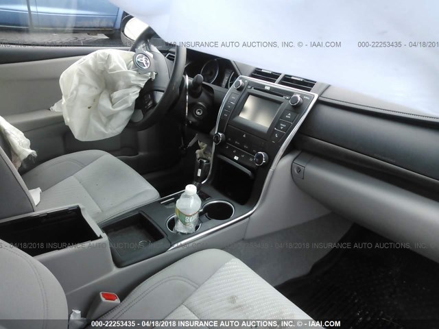 4T1BF1FKXHU672315 - 2017 TOYOTA CAMRY LE/XLE/SE/XSE GRAY photo 5