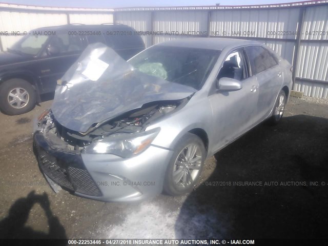 4T1BF1FK4FU955791 - 2015 TOYOTA CAMRY LE/XLE/SE/XSE SILVER photo 2