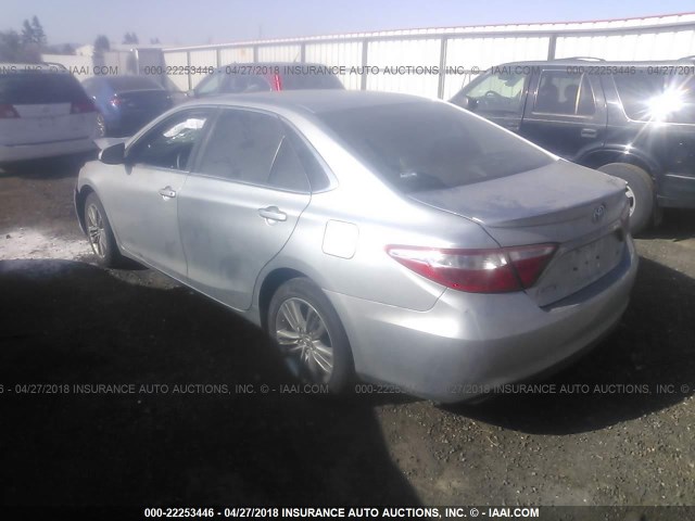4T1BF1FK4FU955791 - 2015 TOYOTA CAMRY LE/XLE/SE/XSE SILVER photo 3