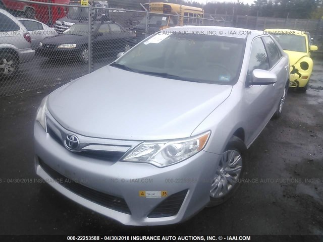 4T4BF1FK8CR217834 - 2012 TOYOTA CAMRY SE/LE/XLE SILVER photo 2