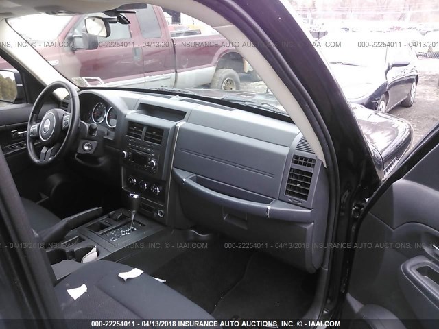 1C4PJMAK8CW140821 - 2012 JEEP LIBERTY SPORT BLACK photo 5