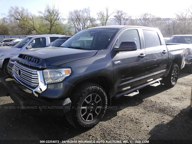 5TFDW5F13EX374839 - 2014 TOYOTA TUNDRA CREWMAX SR5 GRAY photo 2