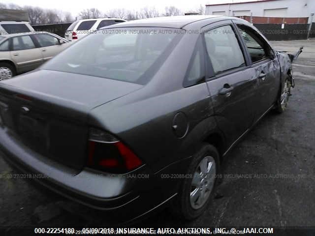 1FAFP34N37W172811 - 2007 FORD FOCUS ZX4/S/SE/SES GRAY photo 4