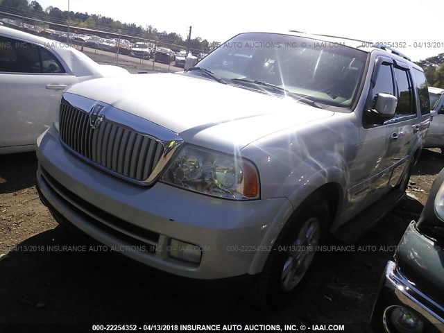 5LMFU27545LJ04369 - 2005 LINCOLN NAVIGATOR WHITE photo 2