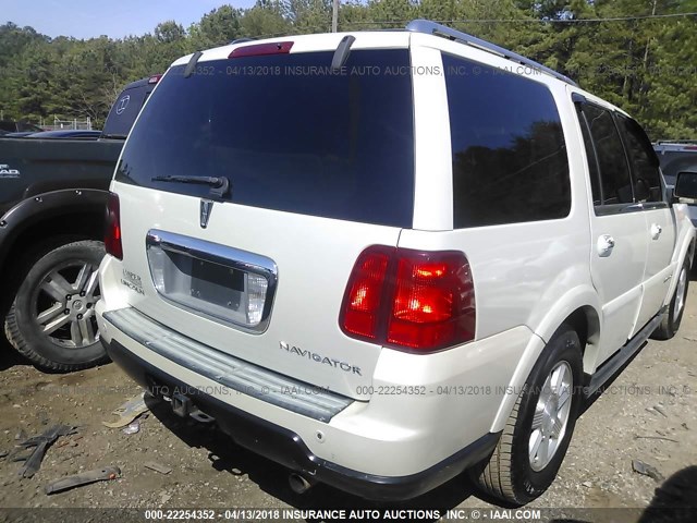 5LMFU27545LJ04369 - 2005 LINCOLN NAVIGATOR WHITE photo 4