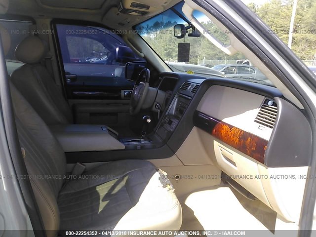 5LMFU27545LJ04369 - 2005 LINCOLN NAVIGATOR WHITE photo 5