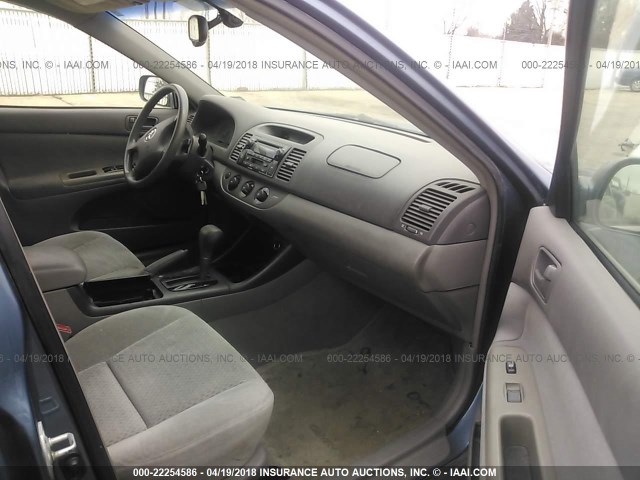 4T1BF32K63U556314 - 2003 TOYOTA CAMRY LE/XLE/SE ლურჯი ფოტო 5