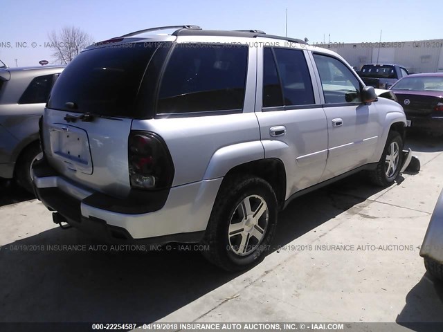 1GNDT13S152279196 - 2005 CHEVROLET TRAILBLAZER LS/LT SILVER photo 4