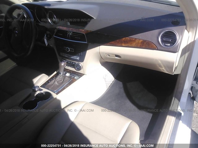 WDDGF8AB1DR254223 - 2013 MERCEDES-BENZ C 300 4MATIC WHITE photo 5