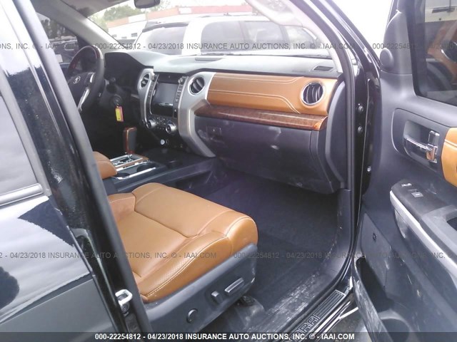 5TFAW5F10JX695542 - 2018 TOYOTA TUNDRA CREWMAX 1794/PLATINUM 黑色 照片 5