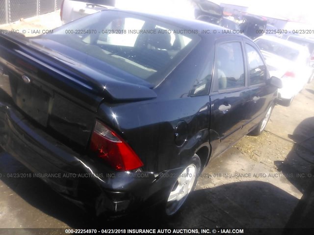 1FAHP34N77W107131 - 2007 FORD FOCUS ZX4/S/SE/SES BLACK photo 4