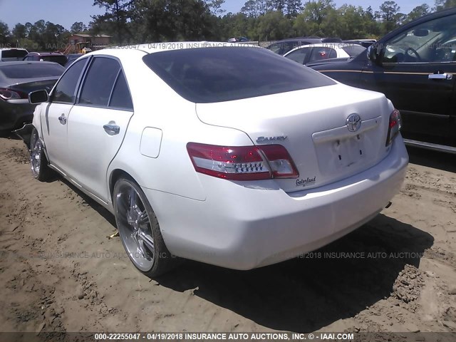 4T1BF3EK7BU696902 - 2011 TOYOTA CAMRY SE/LE/XLE WHITE photo 3