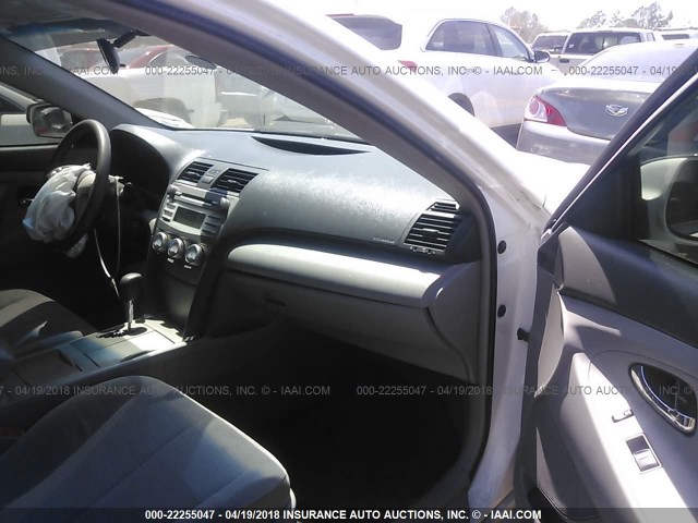 4T1BF3EK7BU696902 - 2011 TOYOTA CAMRY SE/LE/XLE WHITE photo 5