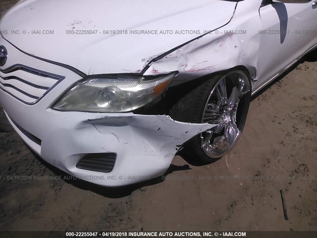 4T1BF3EK7BU696902 - 2011 TOYOTA CAMRY SE/LE/XLE WHITE photo 6