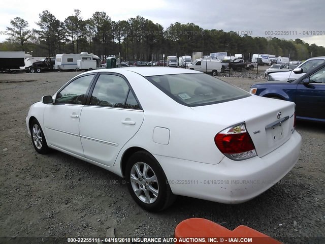 4T1BF30K65U614072 - 2005 TOYOTA CAMRY LE/XLE/SE თეთრი ფოტო 3