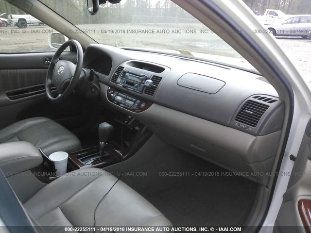 4T1BF30K65U614072 - 2005 TOYOTA CAMRY LE/XLE/SE თეთრი ფოტო 5
