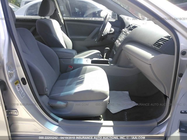 4T1BF3EK2BU766063 - 2011 TOYOTA CAMRY SE/LE/XLE SILVER photo 5