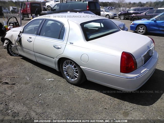 1LNHM82V66Y633381 - 2006 LINCOLN TOWN CAR SIGNATURE LIMITED CREAM photo 3