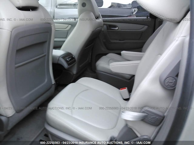 1GNKVHKD3HJ205236 - 2017 CHEVROLET TRAVERSE LT SILVER photo 8