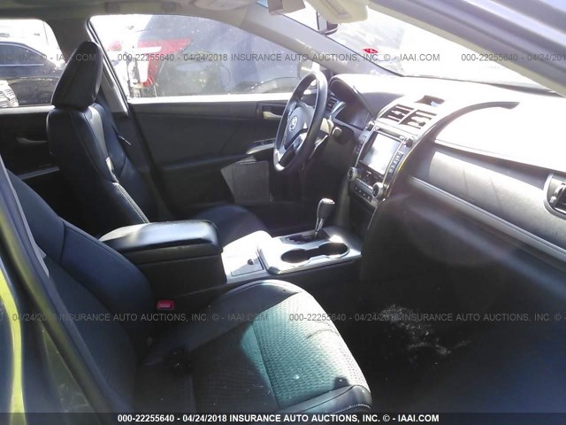 4T1BF1FK9EU861954 - 2014 TOYOTA CAMRY L/SE/LE/XLE 灰色 照片 5