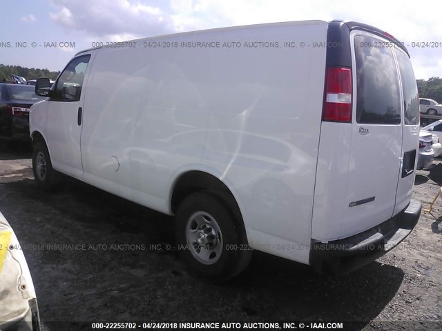 1GCWGAFF7H1216960 - 2017 CHEVROLET EXPRESS G2500  WHITE photo 3